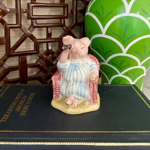 Beatrix Potter&#39;s England Little Pig Robinson Spying