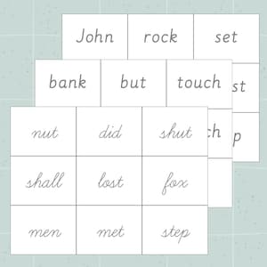 Może przedstawiać: Zestaw kart do nauki słów z napisami w stylu pisma odręcznego. Słowa to: "John", "rock", "set", "bank", "but", "touch", "nut", "did", "shut", "shall", "lost", "fox", "men", "met" i "step".