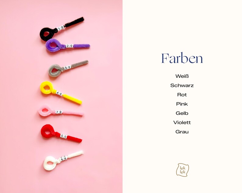 May include: Seven fuzzy pipe cleaners in black, purple, gray, yellow, pink, red, and white, each featuring a looped end and a small white tag with a number. The text "Farben" appears above a list of colors: Wei&szlig;, Schwarz, Rot, Pink, Gelb, Violett, Grau.