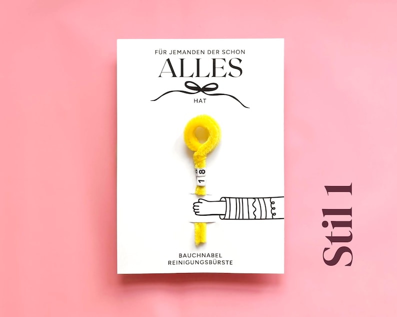 以下が含まれることがあります： 「ALLES」の文字と黄色の掃除ブラシが描かれた白いカード。カードには「F&Uuml;R JEMANDEN DER SCHON」と「BAUCHNABEL REINIGUNGSB&Uuml;RSTE」の文字が書かれています。背景は単色のピンク色です。