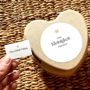 K&ouml;nnte beinhalten: Ein Set aus drei Keramikbechern mit gesprenkelter, matter Oberfl&auml;che. Die Becher sind in Creme-, Hellgrau- und Dunkelgraut&ouml;nen gehalten. Jeder Becher hat ein schlichtes, minimalistisches Design.