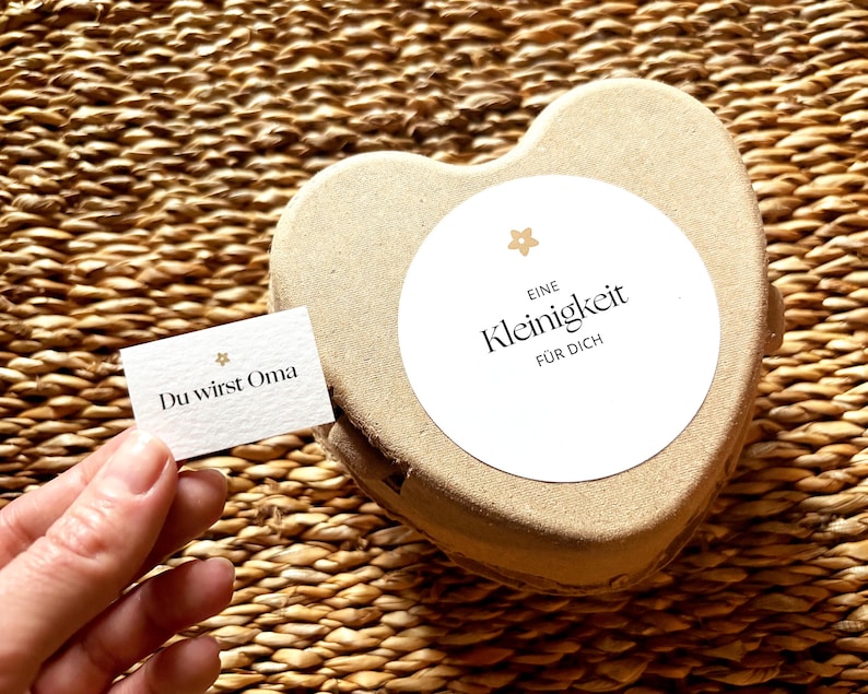 K&ouml;nnte beinhalten: Ein Set aus drei Keramikbechern mit gesprenkelter, matter Oberfl&auml;che. Die Becher sind in Creme-, Hellgrau- und Dunkelgraut&ouml;nen gehalten. Jeder Becher hat ein schlichtes, minimalistisches Design.