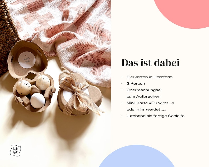 May include: Two heart-shaped cardboard egg cartons, one open revealing two speckled candles and one white egg, and one closed with a jute ribbon bow. Text reads: Das ist dabei, Eierkarton in Herzform, 2 Kerzen, &Uuml;berraschungsei zum Aufbrechen, Mini-Karte, Juteband.