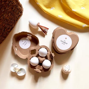 Puede incluir: Un letrero de madera rústico con el texto "Welcome to our home" en un estilo manuscrito. El letrero presenta un acabado envejecido y un diseño sencillo y acogedor, perfecto para un porche o entrada.