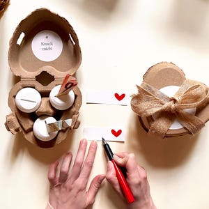 Pu&ograve; includere: Una tazza di ceramica bianca con manico nero e la scritta "But First, Coffee" in grassetto nero. La tazza &egrave; posta su uno sfondo sfocato, che suggerisce un'ambientazione accogliente.