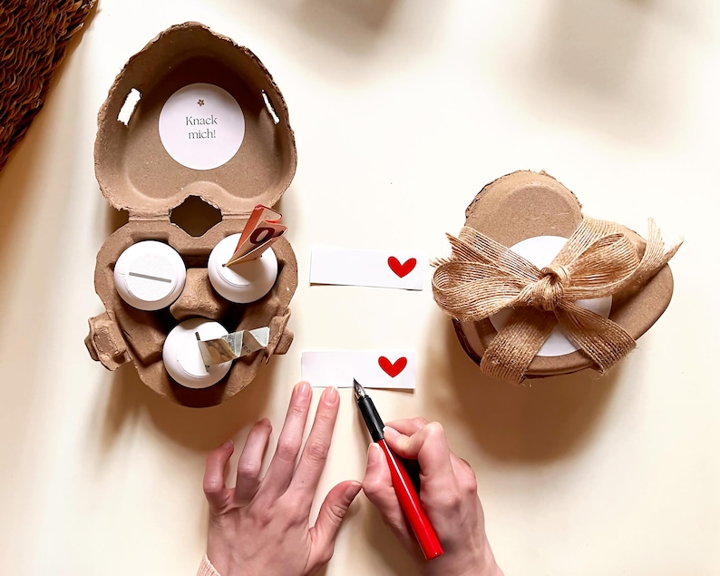 Pu&ograve; includere: Una tazza di ceramica bianca con manico nero e la scritta "But First, Coffee" in grassetto nero. La tazza &egrave; posta su uno sfondo sfocato, che suggerisce un'ambientazione accogliente.
