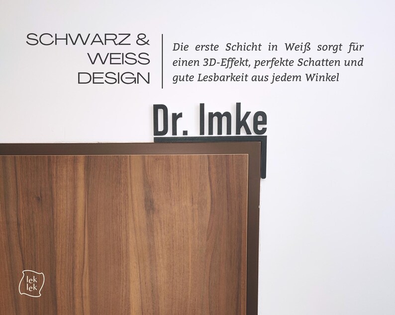 May include: A corner view of a wooden surface with the text "SCHWARZ & WEISS DESIGN" and "Dr. Imke" in black. The text "Die erste Schicht in Wei&szlig; sorgt f&uuml;r einen 3D-Effekt, perfekte Schatten und gute Lesbarkeit aus jedem Winkel" is also visible.