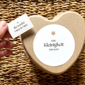 K&ouml;nnte beinhalten: Ein Set aus drei Keramikbechern mit gesprenkelter, matter Oberfl&auml;che. Die Becher sind in Creme-, Hellgrau- und Dunkelgraut&ouml;nen gehalten. Jeder Becher hat ein schlichtes, minimalistisches Design, ideal f&uuml;r Kaffee oder Tee.