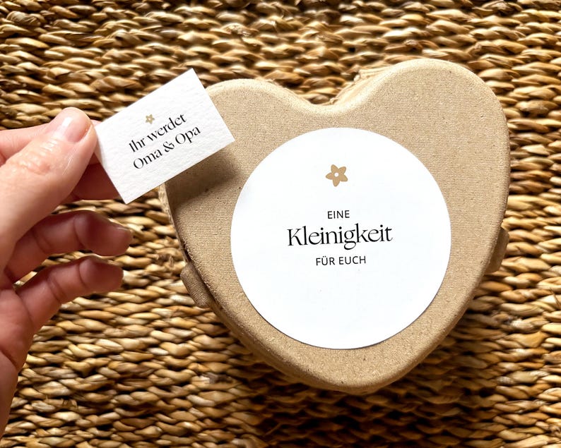 K&ouml;nnte beinhalten: Ein Set aus drei Keramikbechern mit gesprenkelter, matter Oberfl&auml;che. Die Becher sind in Creme-, Hellgrau- und Dunkelgraut&ouml;nen gehalten. Jeder Becher hat ein schlichtes, minimalistisches Design, ideal f&uuml;r Kaffee oder Tee.