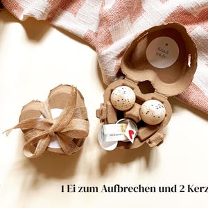 Pu&ograve; includere: Un set di tre tazze in ceramica con finitura opaca e macchiettata. Le tazze sono nei toni del crema, grigio chiaro e grigio scuro. Ogni tazza ha un design semplice e minimalista.