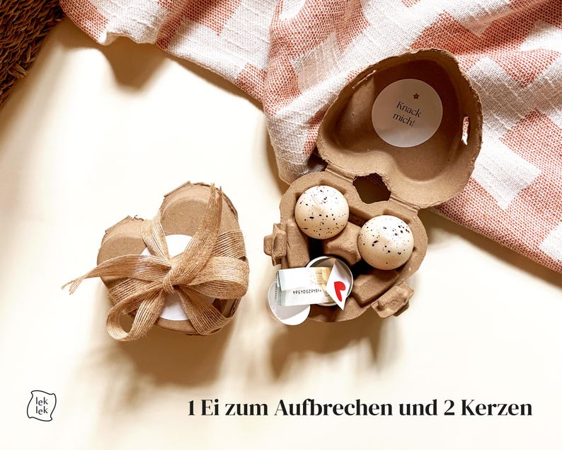 Pu&ograve; includere: Un set di tre tazze in ceramica con finitura opaca e macchiettata. Le tazze sono nei toni del crema, grigio chiaro e grigio scuro. Ogni tazza ha un design semplice e minimalista.