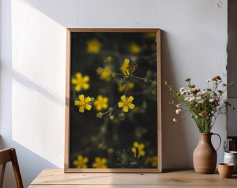 Flores amarillas sobre fondo oscuro: fotografía macro de prados melancólicos, arte floral rústico para pared