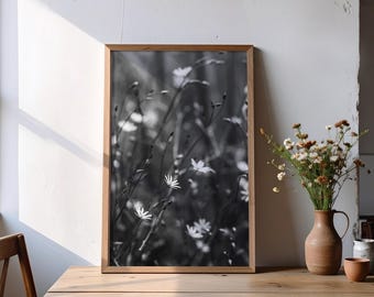 Flores de pradera en blanco y negro: Impresión minimalista de macrofotografía de flores silvestres, arte mural natural