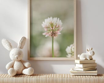 Impresión fotográfica de flor de trébol: arte mural botánico en tonos pastel (descarga digital)