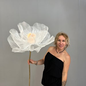 Riesige Seidenblume. Übergroße Stoffblume