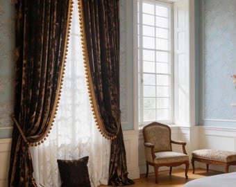 Cortina de terciopelo color café oscuro con borde de pompones