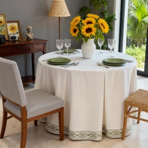 Mantel redondo plisado personalizado, de lino blanco con ribete verde