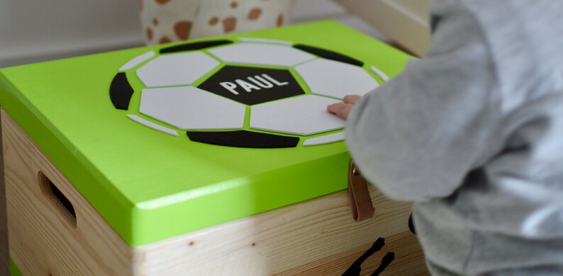 Spielzeugkiste Fussball JETZT IN XXL handbemalt & personalisiert Bild 1