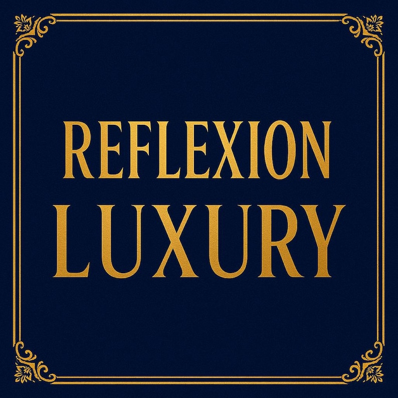 Puede incluir: Un fondo azul marino con texto dorado que dice "REFLEXION LUXURY". El texto est&aacute; en una fuente serif. La imagen tiene un borde dorado con elementos decorativos en las esquinas.