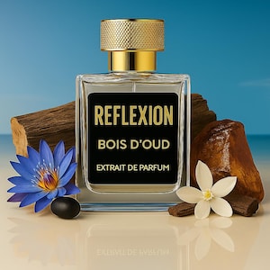 Puede incluir: Un frasco de perfume rectangular con tap&oacute;n dorado y el texto "REFLEXION BOIS D'OUD EXTRAIT DE PARFUM" en una etiqueta negra. Rodeado de una flor azul, una flor blanca, trozos de madera y una piedra negra sobre fondo azul.