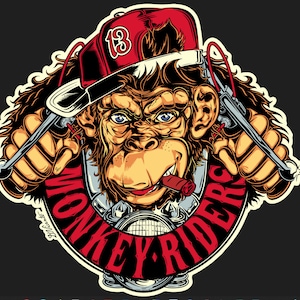 Könnte beinhalten: Eine Cartoon-Illustration eines Affen, der eine rote Baseballkappe mit der Nummer "13" trägt. Der Affe hält in jeder Hand einen Schraubenschlüssel und hat eine Zigarre im Mund. Der Affe ist von einem roten und schwarzen Kreis mit den Worten "Monkey Riders" in Weiß umgeben.