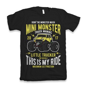 Puede incluir: Camiseta negra con un gráfico amarillo de un mini camión monstruo con el texto "Doin' the Monster Mash", "Mini Monster", "Truck Maniac", "20", "17", "Little Trucker", "The Rascals", "This is My Ride" y "Maximum Destruction".