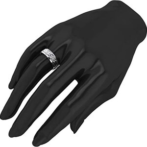 Puede incluir: Un anillo de plata con un dise&ntilde;o texturizado. El anillo est&aacute; en un maniqu&iacute; de mano negro.