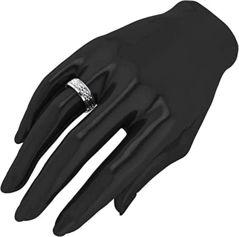 Puede incluir: Un anillo de plata con un dise&ntilde;o texturizado. El anillo est&aacute; en un maniqu&iacute; de mano negro.