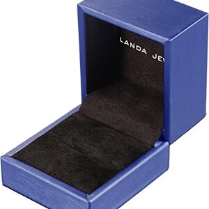 Puede incluir: Una caja de anillo de terciopelo azul con un interior de terciopelo negro. La caja est&aacute; abierta y la tapa est&aacute; levantada. La tapa tiene el texto "Landa Jew" impreso.
