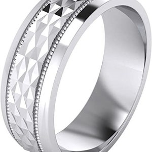 Puede incluir: Una banda de boda de plata con un patr&oacute;n de diamante texturizado y un borde de cuentas.