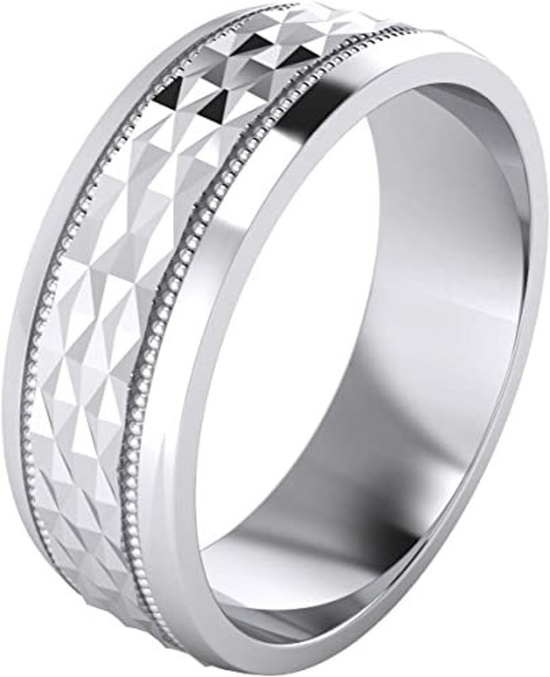 Puede incluir: Una banda de boda de plata con un patr&oacute;n de diamante texturizado y un borde de cuentas.