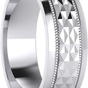 Puede incluir: Una banda de boda de plata con un patr&oacute;n de diamante texturizado y un borde de cuentas.