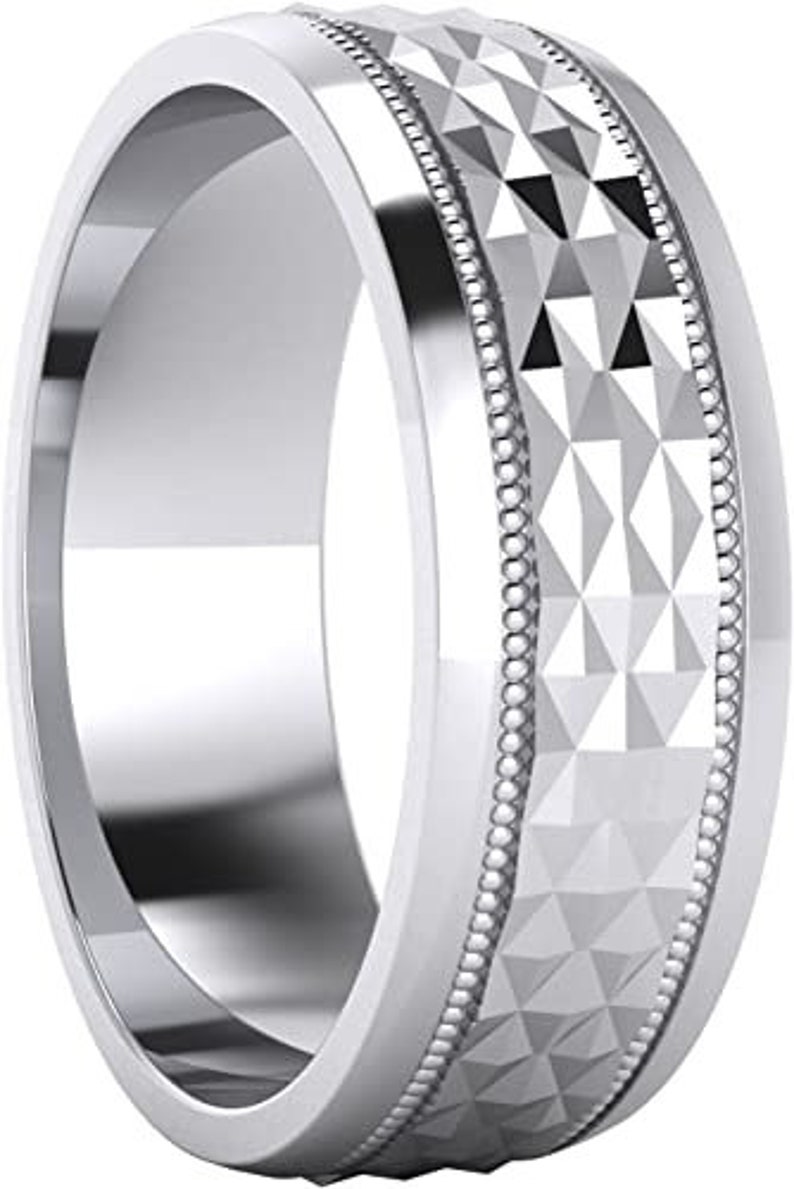 Puede incluir: Una banda de boda de plata con un patr&oacute;n de diamante texturizado y un borde de cuentas.