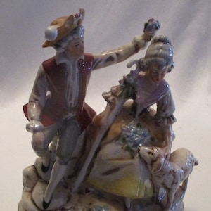 Figura pastoral de porcelana de Dresde con pareja con cordero marcado Alemania 19778