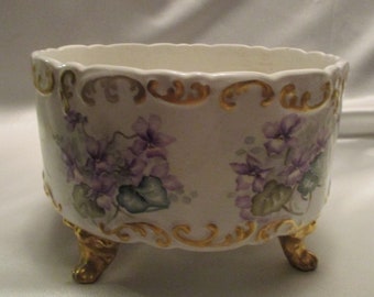 Limoges vintage pintado a mano o plantador estilo Limoges o tazón de pieza central con decoraciones violetas con adornos dorados dorados