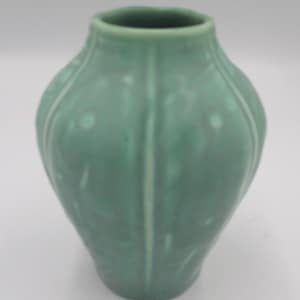 Wazon ceramiczny Rookwood z około 1937 r., numer formy 6100, abstrakcyjny panelowy wzór kwiatowy, ręcznie wykonany
