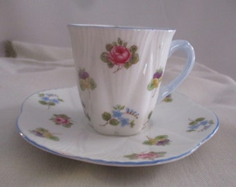 Shelley England Demitasse tekopp och fat: Handmålad blomsterdesign