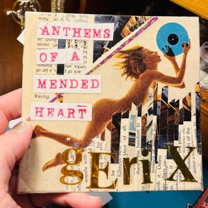 Puede incluir: Una obra de arte de collage con una mujer saltando en el aire, sosteniendo un disco azul. El collage incluye las palabras "Anthems of a Mended Heart" y "Erix" en letras doradas.