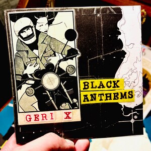 Puede incluir: Ilustración en blanco y negro de una persona conduciendo una motocicleta con el texto "Black Anthems" y "Geri X" en la portada de un álbum de música.