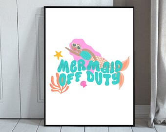Puede incluir: Una ilustración turquesa y rosa de una sirena con el texto "Mermaid Off Duty" en letras turquesa. La sirena lleva gafas de sol y tiene el pelo rosa. La ilustración está rodeada de coral, una estrella de mar y una concha.