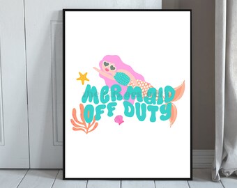 Puede incluir: Una sirena turquesa y rosa con gafas de sol en forma de corazón nada con una estrella de mar y conchas. El texto "Mermaid Off Duty" está escrito en letras turquesa.