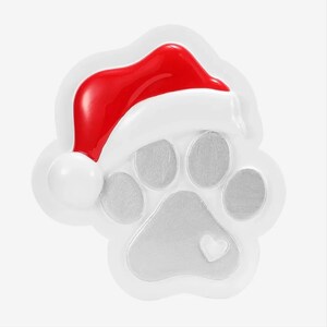 Può includere: Un'impronta di zampa bianca con un cappello di Babbo Natale rosso in cima. L'impronta di zampa ha un piccolo cuore al centro.