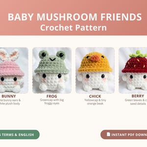 Könnte beinhalten: Eine Häkelanleitung mit dem Titel BABY MUSHROOM FRIENDS zeigt vier Plüschtiere: einen rosa Hasen-Pilz, einen grünen Frosch-Pilz, einen gelben Küken-Pilz und einen roten Beeren-Pilz. Jedes hat einen weißen Körper, schwarze Augen und rosa Wangen.