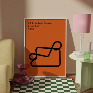 Puede incluir: Un póster con fondo naranja y contorno negro de un sillón. El póster está titulado "41 Armchair Paimio Alvar Aalto 1932". El póster está en un marco blanco y está sobre una alfombra a cuadros verde y blanca. Hay una lámpara rosa y un vaso verde sobre una mesa auxiliar verde claro.