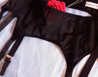 Porte Jarretelles noir suspender belt black 40 or 42  Medium or Large