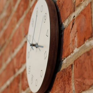 Amovi Clock Horloge au design moderne en contreplaqué de bouleau HPL de haute qualité et mécanisme silencieux image 3