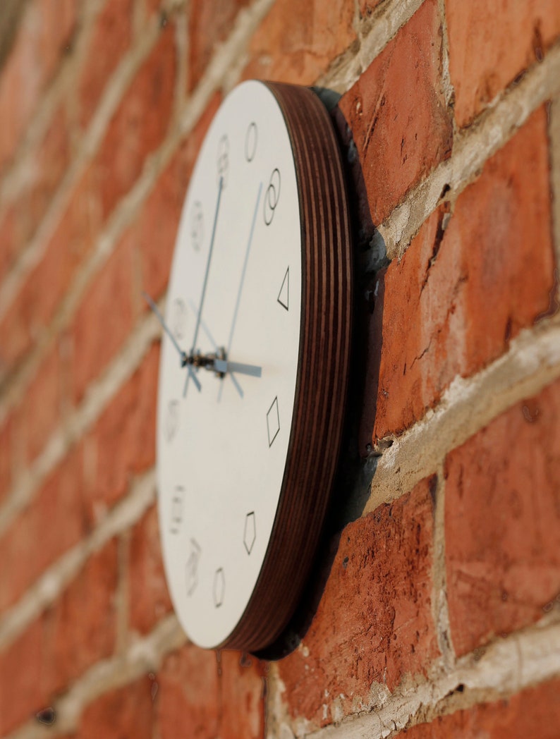 Amovi Clock Horloge au design moderne en contreplaqué de bouleau HPL de haute qualité et mécanisme silencieux image 3