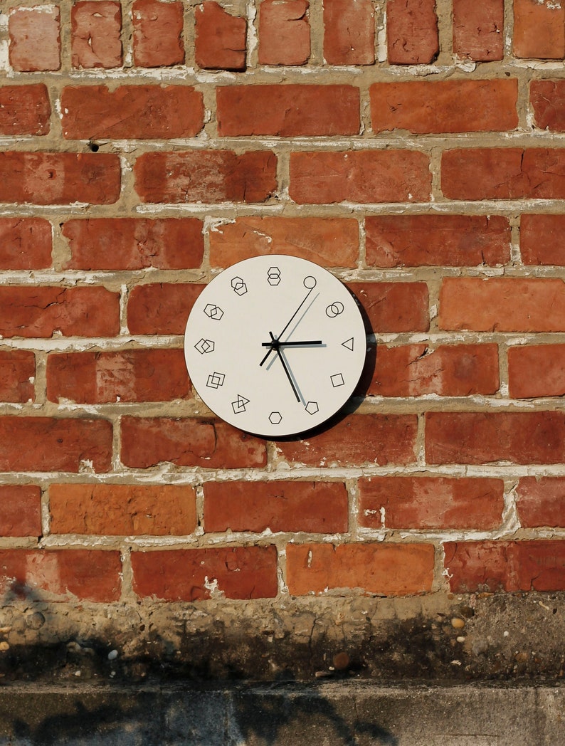 Amovi Clock Horloge au design moderne en contreplaqué de bouleau HPL de haute qualité et mécanisme silencieux image 1