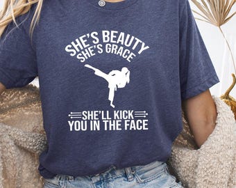 Camiseta de chica karateca. Ella es bella, ella es elegante, te pateará en la cara. Regalo divertido de artes marciales para chicas kickboxeras y mamás luchadoras.