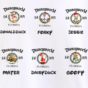 Pu&ograve; includere: Grafica bianca con sei loghi Disneyworld. Ogni logo presenta un personaggio diverso: Paperino, Forky, Jessie, Mater, Paperina e Pippo. I loghi includono il testo "Disneyworld", "Est. 1971" e "Florida".